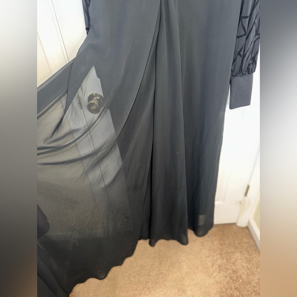 Elegant Black Jumpsuit with Train - Picture 4 of 7